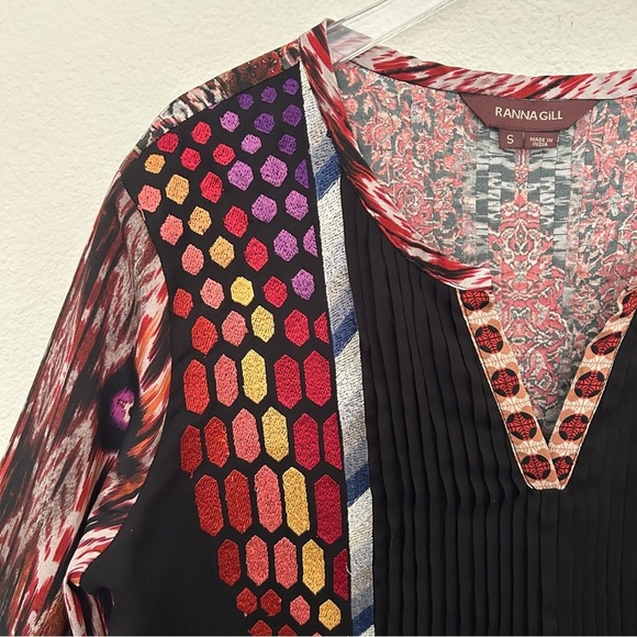 Ranna Gill Embroidered Blouse Jewel Tone Top V-Neck Pleated Black Size Small - Picture 3 of 16